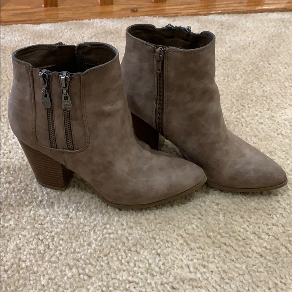Tan/light brown ankle boots